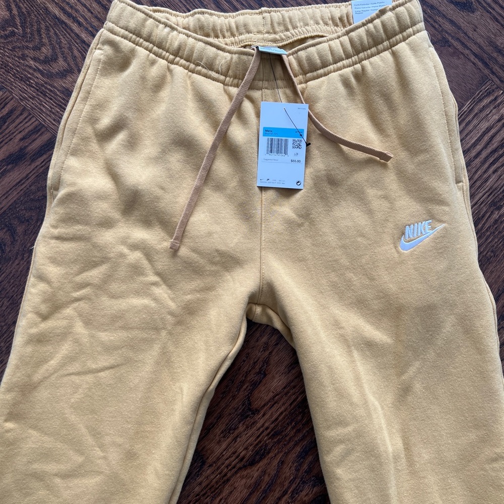 NWT NIKE Mens Sportswear Logo Fleece Jogger Sweatpants Wheat Gold Size M